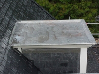 Foto van een dakkapel met zinken dakafwerking.