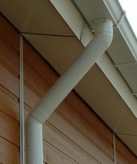 Foto van een dakgoot met regenpijp.