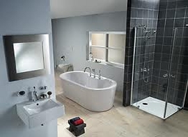 Foto van een badkamer met een douchecabine, designbad en wastafel.