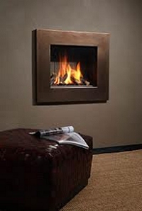 Foto van een design gashaard, ingebouwd in de muur.